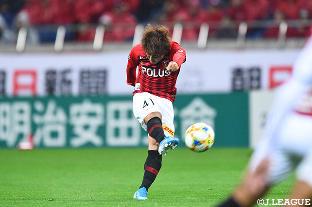 関根 貴大（浦和）が遠めから果敢にシュートを放っていく！【明治安田Ｊ１ 第29節 浦和vs大分】