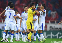 最後の砦として浦和の前に立ちはだかった高木 駿（大分）らが完封での勝利を喜び合う！【明治安田Ｊ１ 第29節 浦和vs大分】