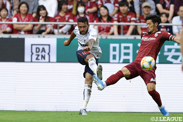 左サイドでボールを受けたアルトゥール シルバが右足を振り抜くと、縦回転の掛かった強烈な一撃がネットを揺らし、スーパーゴールでFC東京が2点を先取する！【明治安田Ｊ１ 第29節 神戸vsFC東京】