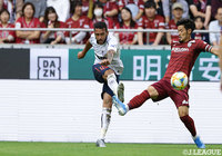 左サイドでボールを受けたアルトゥール シルバが右足を振り抜くと、縦回転の掛かった強烈な一撃がネットを揺らし、スーパーゴールでFC東京が2点を先取する!【明治安田J1 第29節 神戸vsFC東京】