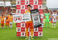 試合前には、9月の月間MVPに選出された西澤 健太（清水）の表彰式が行われた【明治安田Ｊ１ 第29節 清水vs広島】