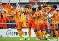 ドウグラス(#49)がゴール前で得たFKを直接決めて、ホームの清水が先制!ドウグラスは3試合連続ゴールをマーク【明治安田J1 第29節 清水vs広島】