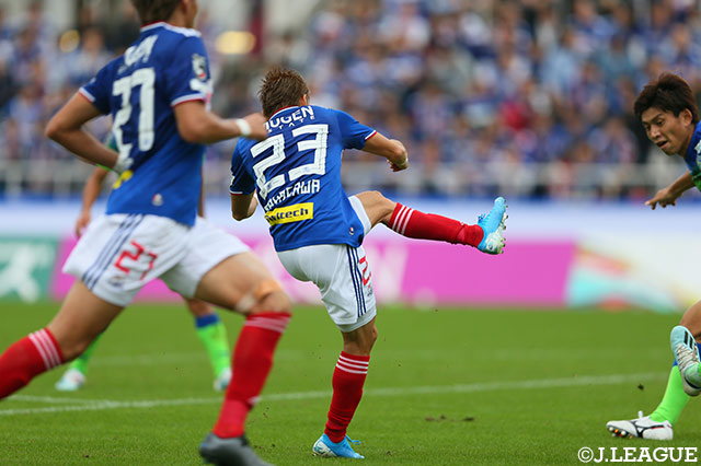 前半39分、仲川 輝人（横浜FM）が左足でカーブを掛けたシュートを放つと、ボールは鮮やかな放物線を描きながらゴールに吸い込まれる！【明治安田Ｊ１ 第29節 横浜FMvs湘南】