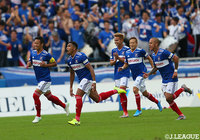 後半7分、PA手前からのFKをマテウスが直接沈め、横浜FMがリードを2点に広げる！【明治安田Ｊ１ 第29節 横浜FMvs湘南】