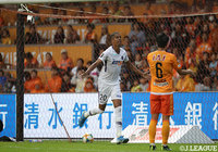 柏が右サイド深くまで進入し、ふわりとしたクロス供給。これをドウグラス ヴィエイラが頭で押し込み、広島が逆転に成功する！【明治安田Ｊ１ 第29節 清水vs広島】