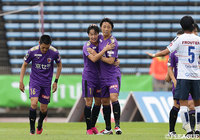 前半2分、こぼれ球を拾った仙頭 啓矢(#14)がチェックにきたDFを冷静にかわしてゴール左へ流し込み、京都が先制に成功する【明治安田J2 第37節 京都vs横浜FC】