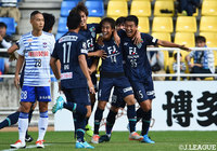 中央で受けた前川 大河(#14)が短く持ち出して、約30メートルから左足を一閃!ボールは新潟のゴール左上スミに突き刺さり、福岡が幸先よく先制!【明治安田J2 第37節 福岡vs新潟】