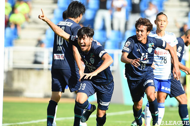 この試合でＪ２通算200試合出場を達成した篠原 弘次郎（福岡/#39）が追加点を奪う！【明治安田Ｊ２ 第37節 福岡vs新潟】