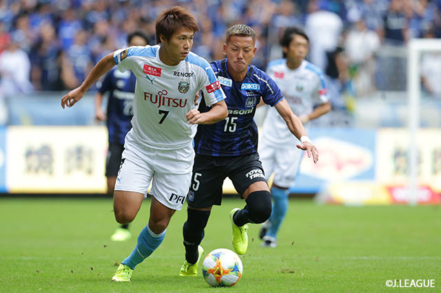 井手口 陽介（Ｇ大阪）と車屋 紳太郎（川崎Ｆ）が激しいボールの奪い合いを見せる【明治安田Ｊ１ 第29節 Ｇ大阪vs川崎Ｆ】