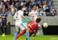 ゴール前の競り合いから、こぼれたボールに素早く反応した大島 僚太（#10）が浮き球シュートを沈め、川崎Ｆが同点に追いつく【明治安田Ｊ１ 第29節 Ｇ大阪vs川崎Ｆ】