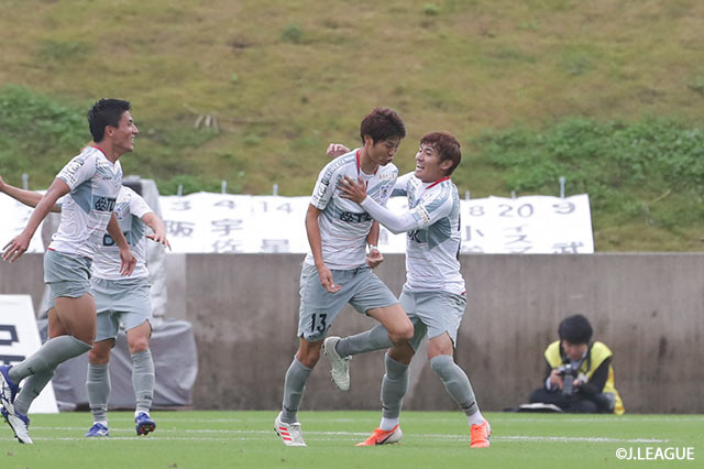 ニアサイドのクロスを林 容平（#13）がゴール右上に突き刺し、試合終了間際に貴重な勝ち越しゴールを奪う【明治安田Ｊ３ 第27節 福島vs秋田】