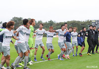 ここ2試合引き分けと勝ちきれなかった秋田だが、勝点3を獲得し、アウェイに駆けつけたサポーターと喜びをわかち合う【明治安田J3 第27節 福島vs秋田】