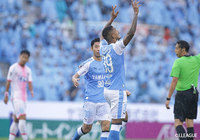 前半AT2分、ルキアン（#39）が体を寄せられながらもヘディングで押し込み、磐田が同点に追いつく【明治安田Ｊ１ 第29節 磐田vs鳥栖】