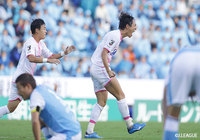 ゴール前で複数人に囲まれながらも粘り強くボールをキープした金崎 夢生(#44)が右足を振り抜くと、ネットに突き刺さり、鳥栖が再びリード【明治安田J1 第29節 磐田vs鳥栖】