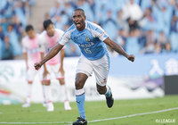 高く上がったクリアボールに反応したアダイウトンが見事なバイシクルシュートを決め、再び磐田が振り出しに戻す【明治安田J1 第29節 磐田vs鳥栖】