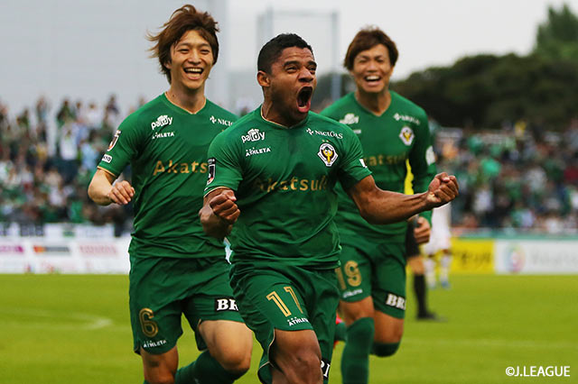 アウトサイドのクロスをジャイルトン パライバ（#11）が走り込みながらスライディングで押し込み、東京Ｖが先制点を挙げる【明治安田Ｊ２ 第37節 東京Ｖvs甲府】