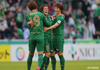 梶川 諒太(#38)がPA外からのミドルシュートをネットに突き刺し、東京Vがリードを広げる【明治安田J2 第37節 東京Vvs甲府】