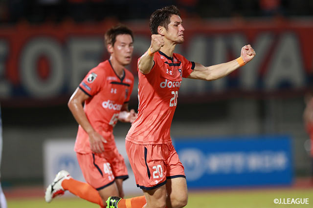 CKのチャンスから、酒井 宣福（#20）が強烈なヘディングを叩き込み、大宮が同点に追いつく【明治安田Ｊ２ 第37節 大宮vs徳島】
