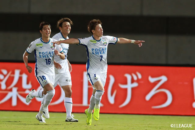 フライスルーパスに反応した内田 裕斗（#7）が相手2人を交わして右足を振り抜く。それがネットに突き刺さり、徳島が勝ち越しゴールを奪う【明治安田Ｊ２ 第37節 大宮vs徳島】