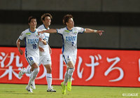 フライスルーパスに反応した内田 裕斗(#7)が相手2人を交わして右足を振り抜く。それがネットに突き刺さり、徳島が勝ち越しゴールを奪う【明治安田J2 第37節 大宮vs徳島】