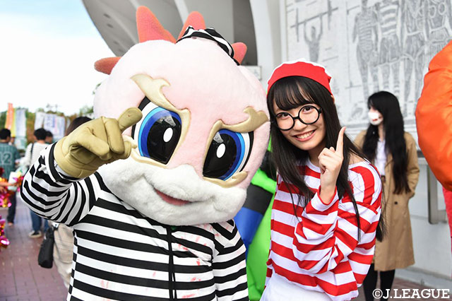 ＦＣ岐阜アンバサダー長尾 しおりさん（SUPER☆GiRLS）が来場！ギッフィーと一緒に仮装♪【明治安田Ｊ２ 第37節 岐阜vs愛媛】