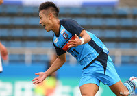 裏に走り込み、浮き球のパスを受けた進 昂平（#11）が豪快なボレーシュートをネットに突き刺し、YS横浜が先制【明治安田Ｊ３ 第27節 YS横浜vs岩手】