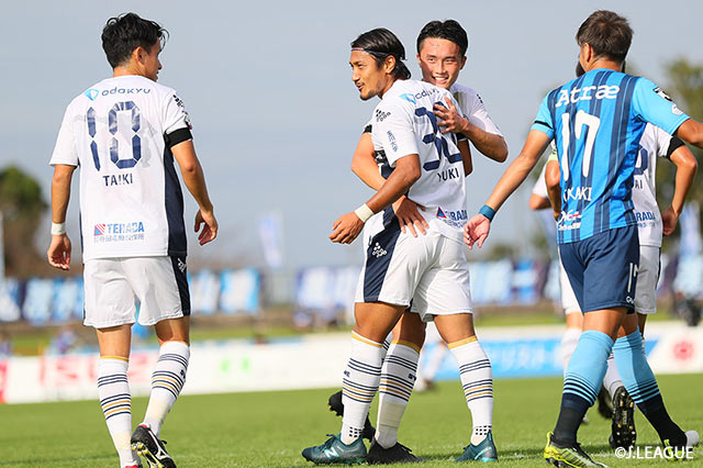 PKキッカーの中島 裕希（#30）のシュートは一度は弾かれるも、こぼれ球を自ら押し込み町田が同点に追いつく【明治安田Ｊ２ 第37節 水戸vs町田】