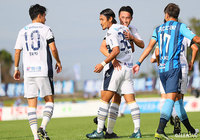 PKキッカーの中島 裕希(#30)のシュートは一度は弾かれるも、こぼれ球を自ら押し込み町田が同点に追いつく【明治安田J2 第37節 水戸vs町田】