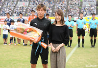 第34節の出場をもってＪリーグ通算100試合出場を達成した八反田 康平（鹿児島）に花束を贈呈【明治安田Ｊ２ 第37節 鹿児島vs山口】