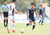 前 貴之(山口)のフィードに対し、プレスを掛けるキャプテン中原 秀人(鹿児島)【明治安田J2 第37節 鹿児島vs山口】