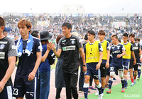 二度目となった「薩長ダービー」は、互いに得点を奪えずスコアレスドロー決着。鹿児島の選手たちはハイタッチでピッチを後にした【明治安田Ｊ２ 第37節 鹿児島vs山口】