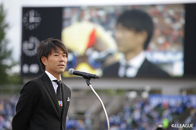 ハーフタイム中の引退セレモニーでスピーチを行った山﨑 雅人（金沢）【明治安田Ｊ２ 第37節 金沢vs山形】