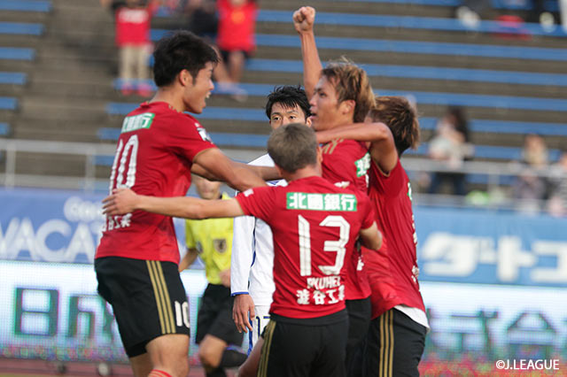 山本 義道（金沢）が打点の高いヘディングを叩き込み、値千金の決勝点を獲得した【明治安田Ｊ２ 第37節 金沢vs山形】