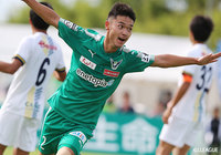 浮き球のパスを石井 光輝(#2)がダイレクトで合わせ、鳥取が先制点を挙げる【明治安田J3 第27節 鳥取vs群馬】