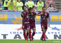 スルーパスを受けた上門 知樹(#14)が角度のない位置からシュートを放つ。そのボールはファーサイドのネットに吸い込まれ、琉球が待望の先制点を挙げた【明治安田J2 第37節 栃木vs琉球】