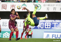 ロングスローからのこぼれ球に反応したユウリ（栃木）がオーバーヘッドシュートを放つ【明治安田Ｊ２ 第37節 栃木vs琉球】