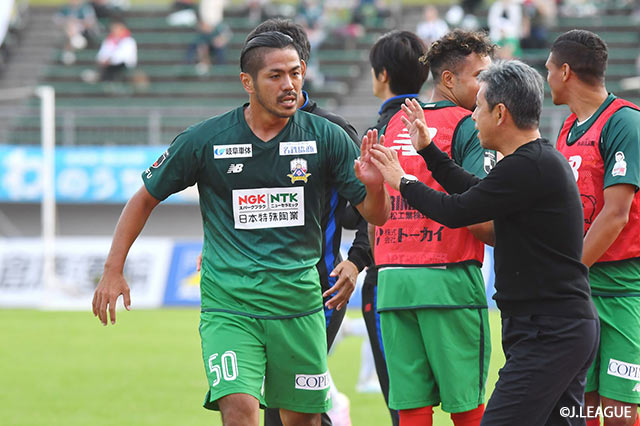 當間 建文（#50）がこぼれてきたボールを詰めて岐阜が均衡を破る1点を獲得【明治安田Ｊ２ 第37節 岐阜vs愛媛】