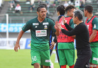 當間 建文（#50）がこぼれてきたボールを詰めて岐阜が均衡を破る1点を獲得【明治安田Ｊ２ 第37節 岐阜vs愛媛】