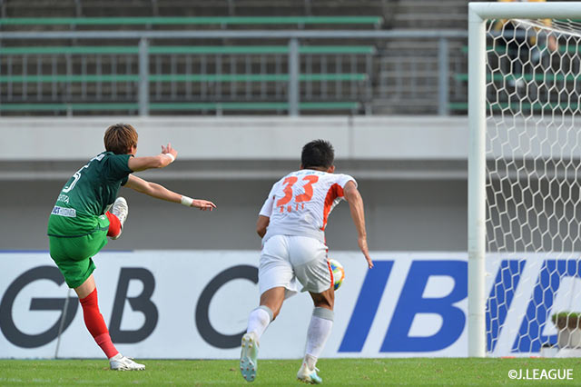 PKをしっかりとGKの逆を突く左隅に決めた川西 翔太（岐阜/#5）【明治安田Ｊ２ 第37節 岐阜vs愛媛】
