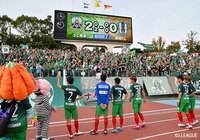 最下位に沈む岐阜は7試合ぶりの白星を挙げ、サポーターと共に喜びをわかち合う【明治安田Ｊ２ 第37節 岐阜vs愛媛】