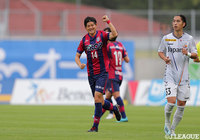 前半13分、PA手前からのFKを上田 康太（#14）がゴール右上に突き刺し、ホームの岡山が幸先よく先制に成功する【明治安田Ｊ２ 第37節 岡山vs長崎】