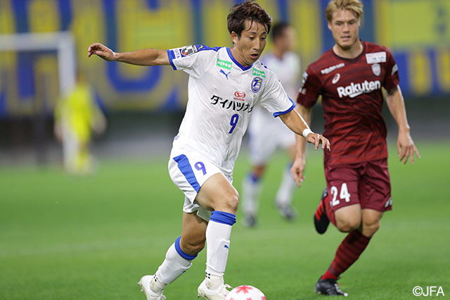 直近のリーグ戦で劇的ゴールを奪った後藤 優介（大分）がドリブル突破を計る！【天皇杯 準々決勝 神戸vs大分】