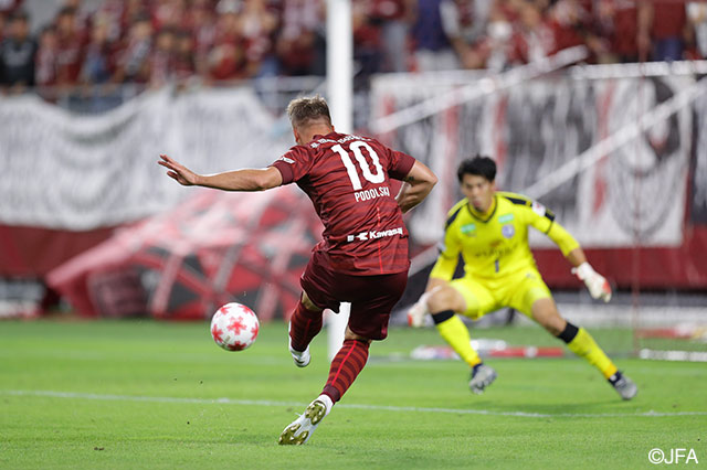 途中出場のルーカス ポドルスキ（神戸）が利き足の左足でシュートを放つも、GKに防がれてしまう【天皇杯 準々決勝 神戸vs大分】