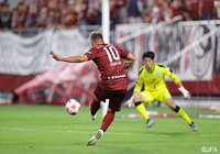 途中出場のルーカス ポドルスキ（神戸）が利き足の左足でシュートを放つも、GKに防がれてしまう【天皇杯 準々決勝 神戸vs大分】