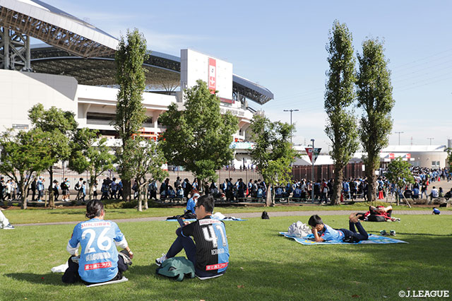 晴天の下、熱戦を前に芝生でひと休み【ルヴァンカップ 決勝 札幌vs川崎Ｆ】