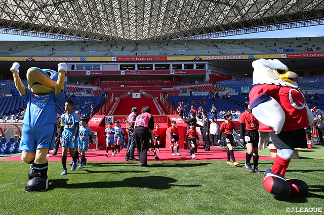 決勝に進出した札幌と川崎Ｆの両サポーターの小学生の子どもたちが「ルヴァンカップキッズバトル」で対決！【ルヴァンカップ 決勝 札幌vs川崎Ｆ】