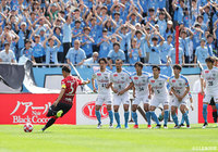 最初にチャンスを作ったのは札幌！ペナルティエリア手前で獲得したFKを福森 晃斗が直接狙うも、壁に当たりゴールならず【ルヴァンカップ 決勝 札幌vs川崎Ｆ】