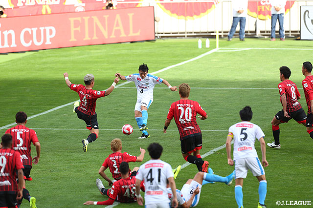 CKがファーサイドへ流れると、フリーの阿部 浩之がワントラップから左足を振り抜く！これが決まり、再三のチャンスを作っていた川崎Ｆが同点に追いつく！【ルヴァンカップ 決勝 札幌vs川崎Ｆ】