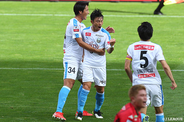 前半終了間際の同点ゴールに渾身のガッツポーズをみせる阿部 浩之（川崎Ｆ）【ルヴァンカップ 決勝 札幌vs川崎Ｆ】