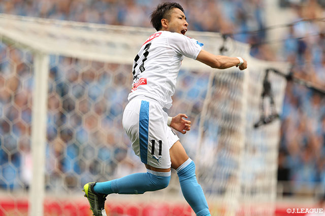 大島からの絶妙な浮き球のスルーパスに抜け出した小林 悠が落ち着いて左足で押し込み、川崎Ｆが逆転に成功する！【ルヴァンカップ 決勝 札幌vs川崎Ｆ】